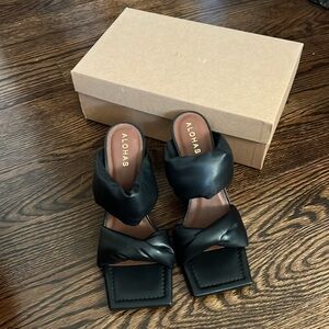 Alohas Black Mule